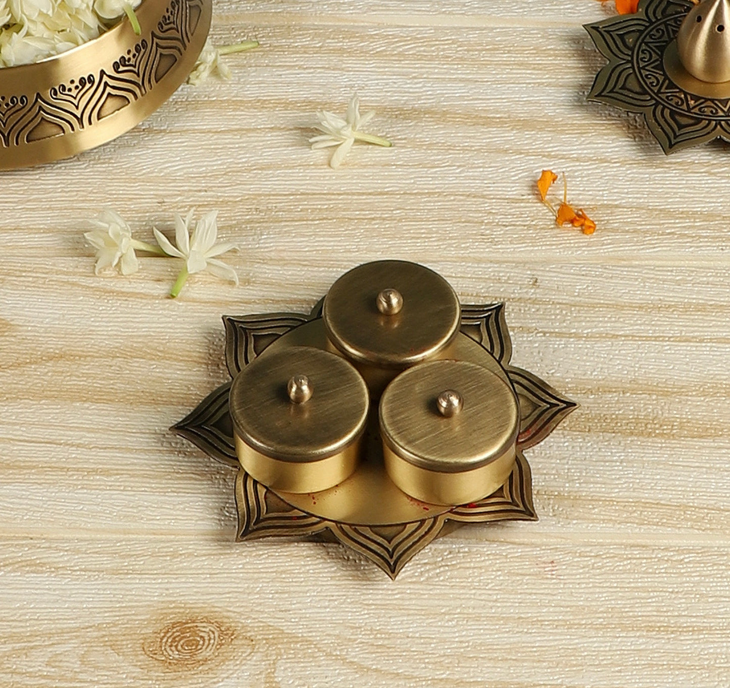 Alpana Kum Kum bowls with lid (Gold & Antique)